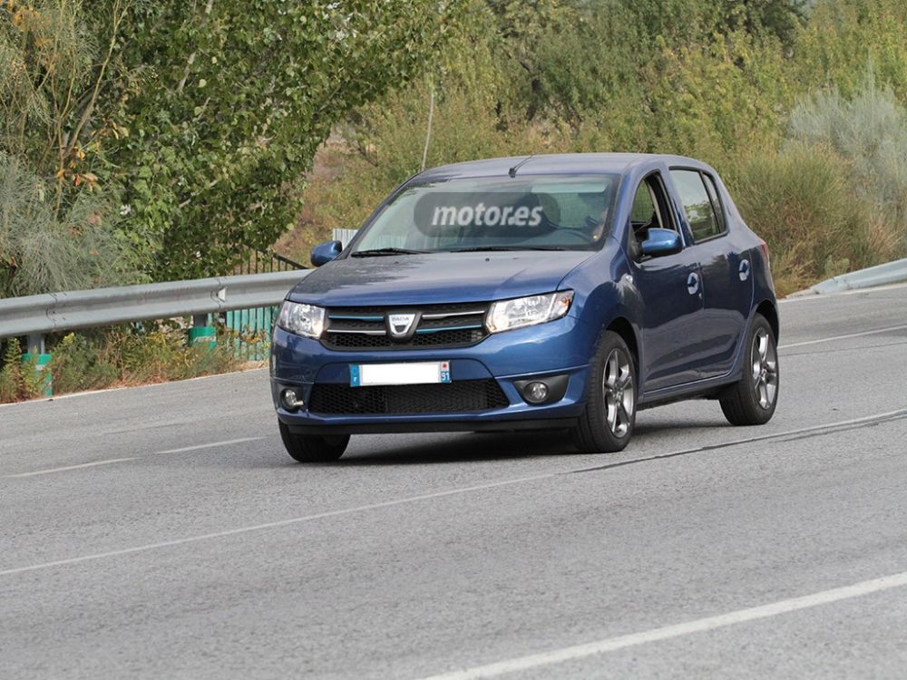 FOTO Dacia lanseaza Sandero Sport! SURPRIZA pregatita pentru 2015 a fost descoperita la teste! Vezi cum arata_1