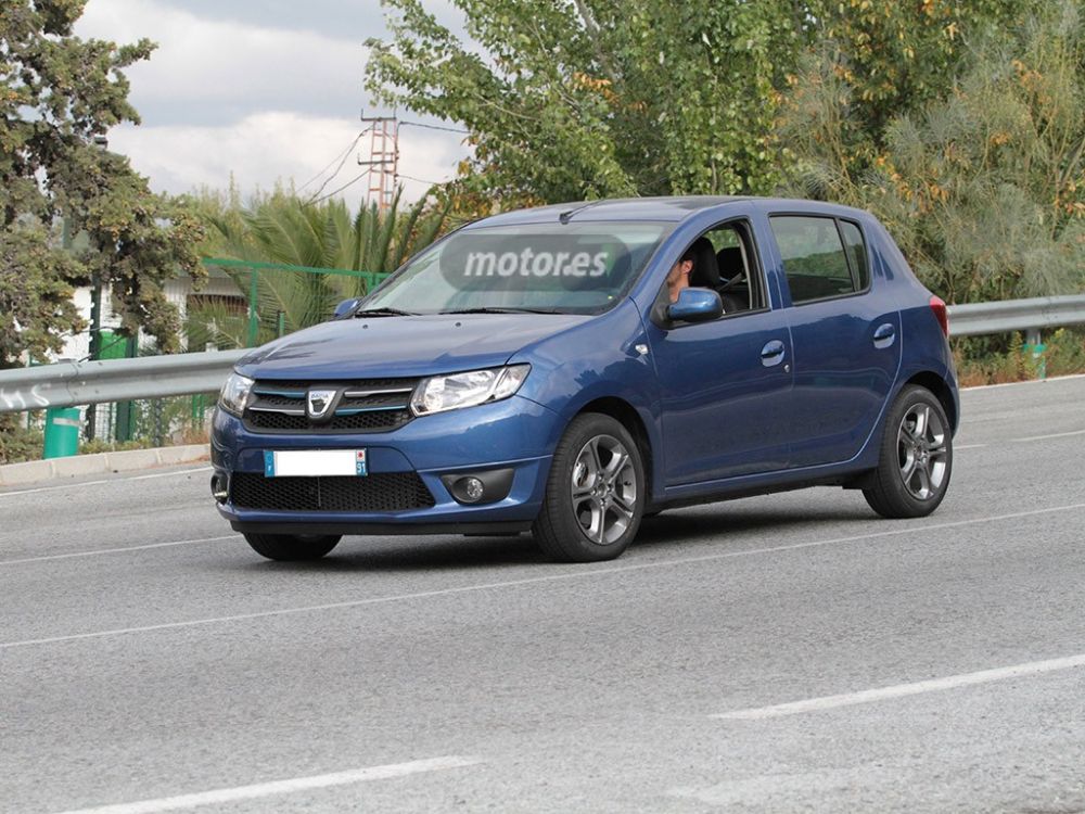 FOTO Dacia lanseaza Sandero Sport! SURPRIZA pregatita pentru 2015 a fost descoperita la teste! Vezi cum arata_2
