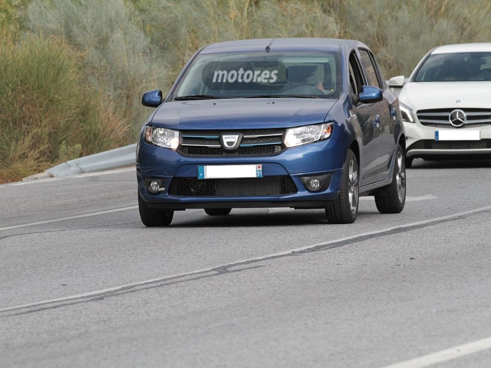 FOTO Dacia lanseaza Sandero Sport! SURPRIZA pregatita pentru 2015 a fost descoperita la teste! Vezi cum arata_3