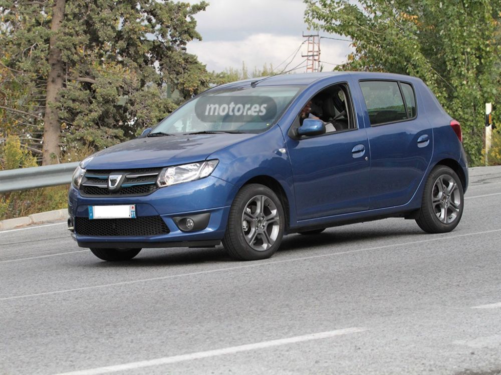 FOTO Dacia lanseaza Sandero Sport! SURPRIZA pregatita pentru 2015 a fost descoperita la teste! Vezi cum arata_4