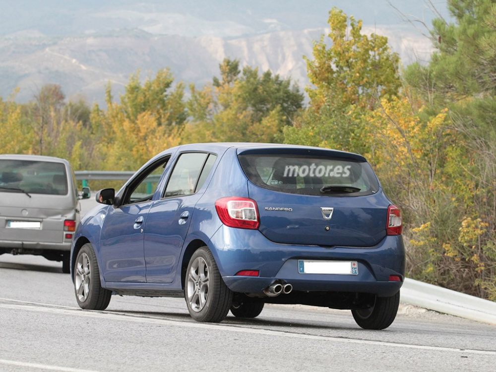 FOTO Dacia lanseaza Sandero Sport! SURPRIZA pregatita pentru 2015 a fost descoperita la teste! Vezi cum arata_5