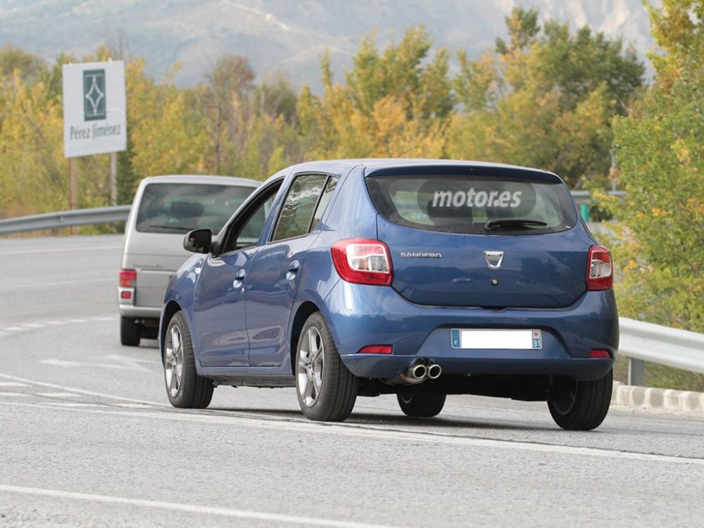 FOTO Dacia lanseaza Sandero Sport! SURPRIZA pregatita pentru 2015 a fost descoperita la teste! Vezi cum arata_6