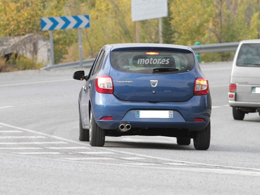 FOTO Dacia lanseaza Sandero Sport! SURPRIZA pregatita pentru 2015 a fost descoperita la teste! Vezi cum arata_7