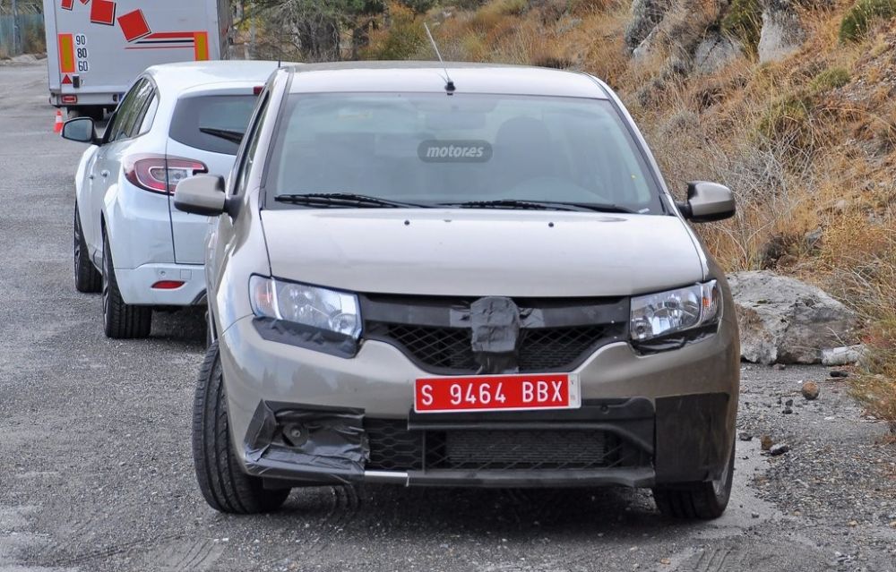 FOTO Dacia lanseaza Sandero Sport! SURPRIZA pregatita pentru 2015 a fost descoperita la teste! Vezi cum arata_9