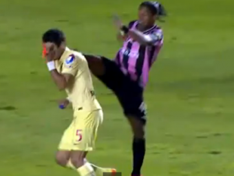
	Intrare criminala a lui Ronaldinho! Starul brazilian i-a dat cu piciorul in gura unui adversar, dar n-a primit nici galben: VIDEO

