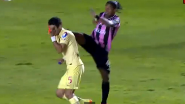 
	Intrare criminala a lui Ronaldinho! Starul brazilian i-a dat cu piciorul in gura unui adversar, dar n-a primit nici galben: VIDEO

