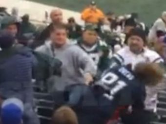 
	Imagini incredibile surprinse pe stadion! Un fan a fost facut KO cu o singura lovitura BRUTALA! Ce s-a intamplat VIDEO
