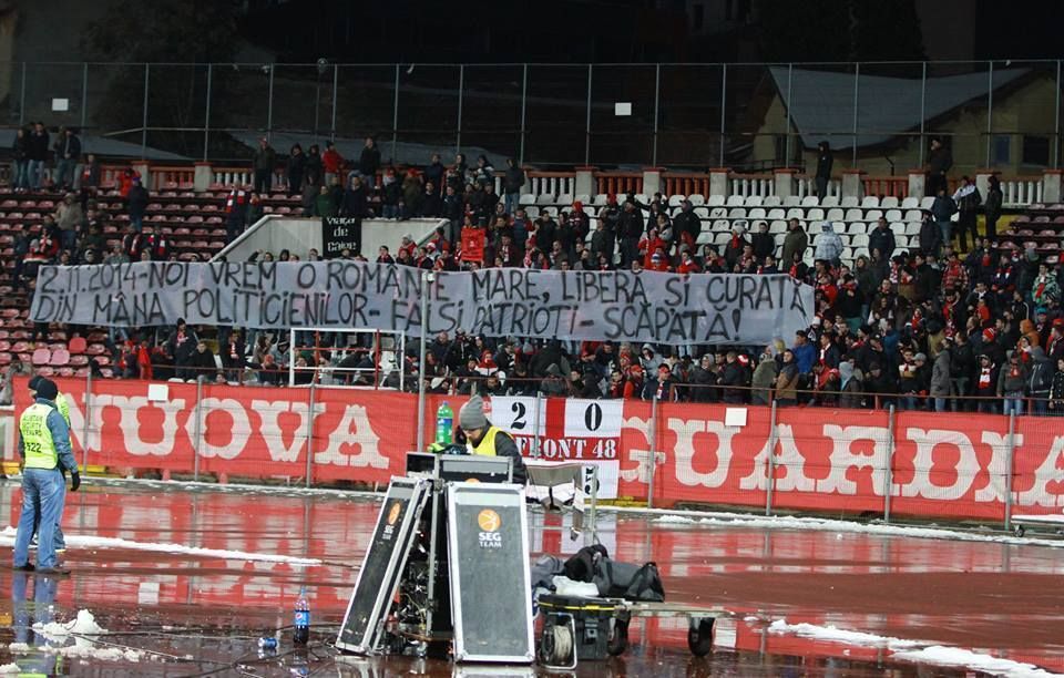 Moment unic la un Steaua - Dinamo! Doi fani ai oaspetilor s-au infiltrat in peluza Stelei si au afisat un banner! Ce scria pe el_22