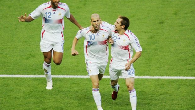 Cartea care face PRAF legende: &quot;Ribery e STUPID, Zidane nu a putut sa treaca pe orgoliul sau!&quot; Mourinho e si el criticat