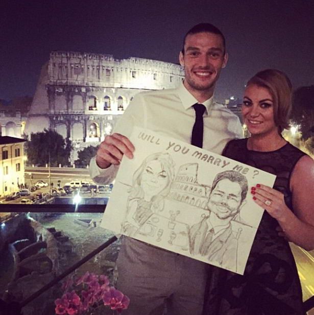Andy Carroll si-a cerut iubita de sotie langa Colosseum. FOTO _1
