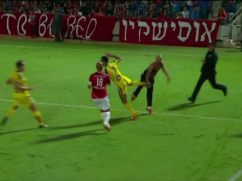 Scene socante la un meci din Israel. Un jucator a fost atacat de un suporter pe teren si apoi a inceput HAOSUL. Ce s-a intamplat