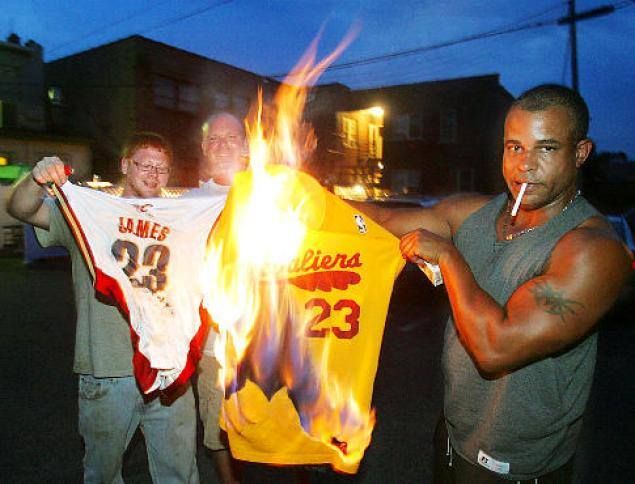 Miracolul unui nou inceput! Povestea revenirii lui LeBron James si cum au inviat peste noapte tricourile arse de mii de suporteri!_1