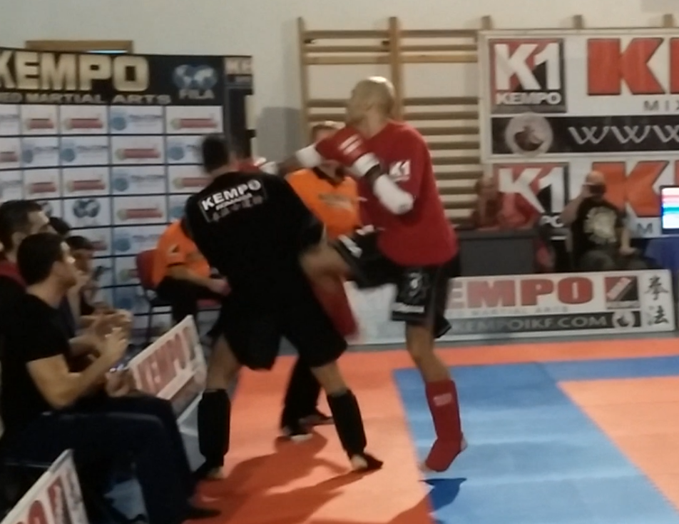 Mircea Badea a fost invins in meciul de Muay Thai cu motociclistul pe care l-a provocat! A abandonat lupta in runda a doua_2