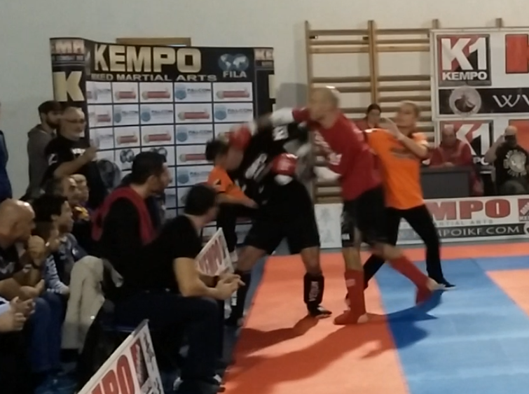 Mircea Badea a fost invins in meciul de Muay Thai cu motociclistul pe care l-a provocat! A abandonat lupta in runda a doua_3