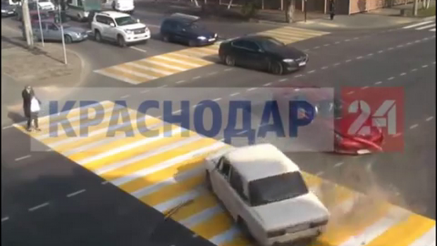
	VIDEO Accident HALUCINANT in Rusia! O batrana LADA a busit un Ferrari in intesectie! Reactia soferului e de milioane
