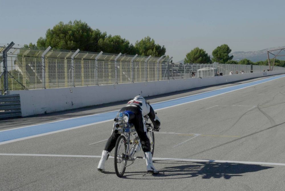 Bicicleta mai RAPIDA decat un Ferrari pe pista! A atins 333 km/h in cateva secunde. VIDEO_2