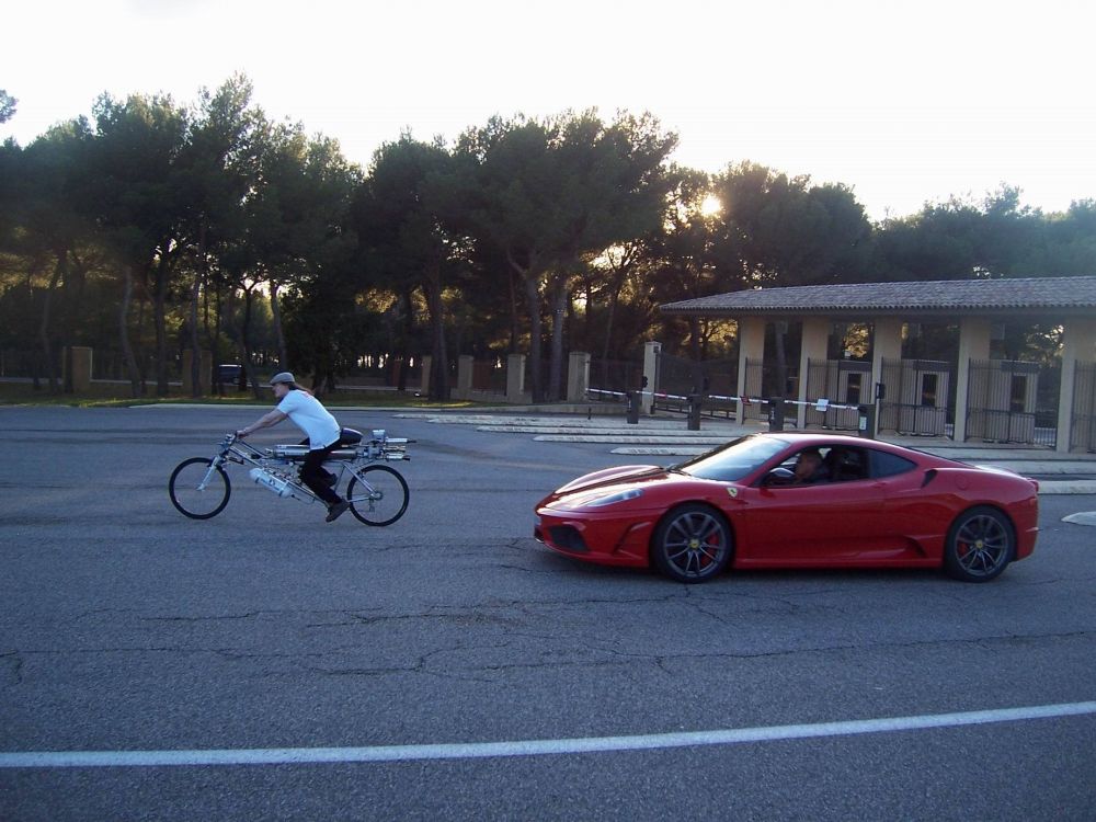 Bicicleta mai RAPIDA decat un Ferrari pe pista! A atins 333 km/h in cateva secunde. VIDEO_11