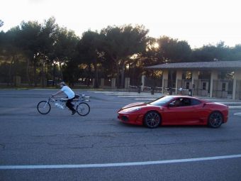 Bicicleta mai RAPIDA decat un Ferrari pe pista! A atins 333 km/h in cateva secunde. VIDEO