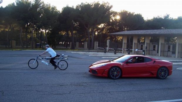 Bicicleta mai RAPIDA decat un Ferrari pe pista! A atins 333 km/h in cateva secunde. VIDEO