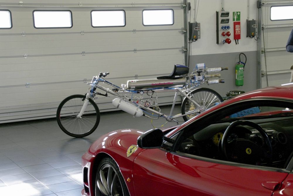 Bicicleta mai RAPIDA decat un Ferrari pe pista! A atins 333 km/h in cateva secunde. VIDEO_12