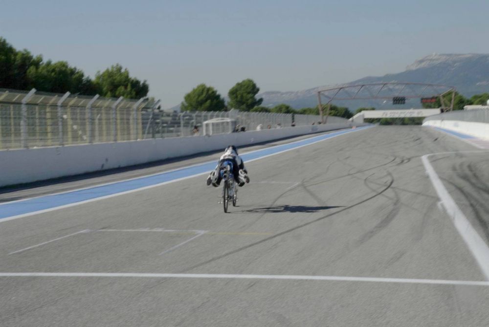 Bicicleta mai RAPIDA decat un Ferrari pe pista! A atins 333 km/h in cateva secunde. VIDEO_3