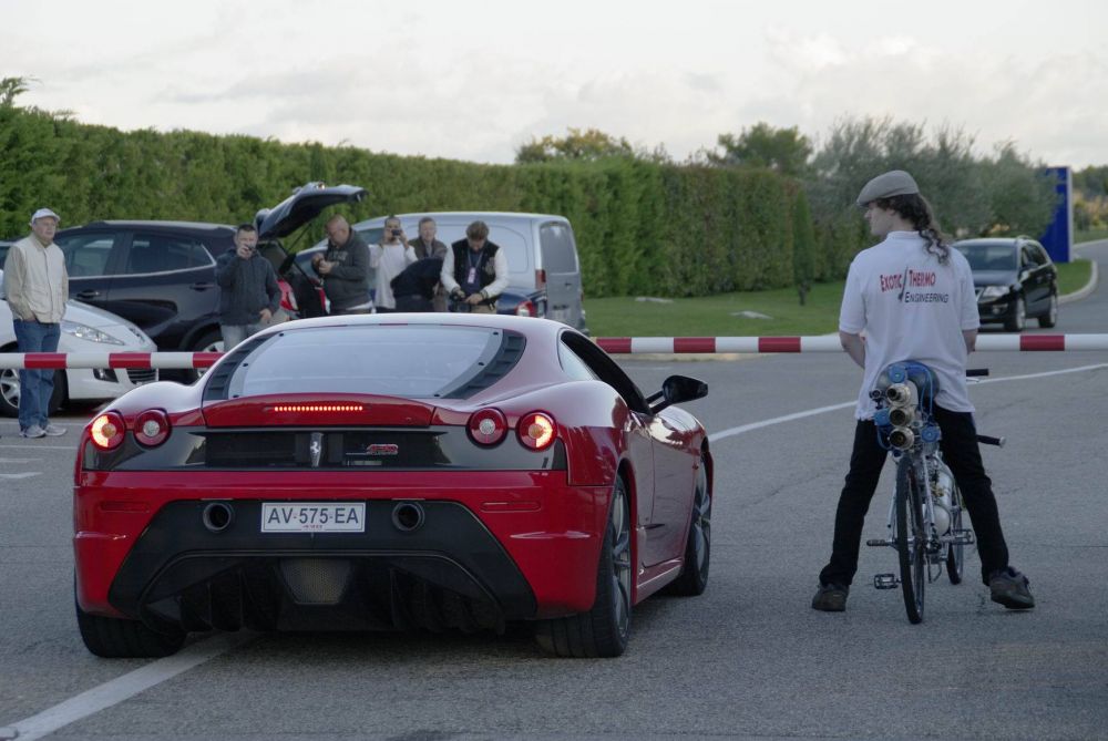 Bicicleta mai RAPIDA decat un Ferrari pe pista! A atins 333 km/h in cateva secunde. VIDEO_9