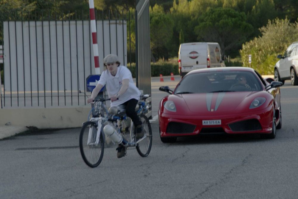 Bicicleta mai RAPIDA decat un Ferrari pe pista! A atins 333 km/h in cateva secunde. VIDEO_10