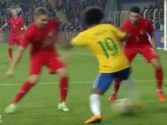 
	VIDEO FABULOS! Driblingul cu care si-a umilit doi adversari dintr-o miscare! Brazilia l-a redescoperit pe Ronaldinho la nationala
