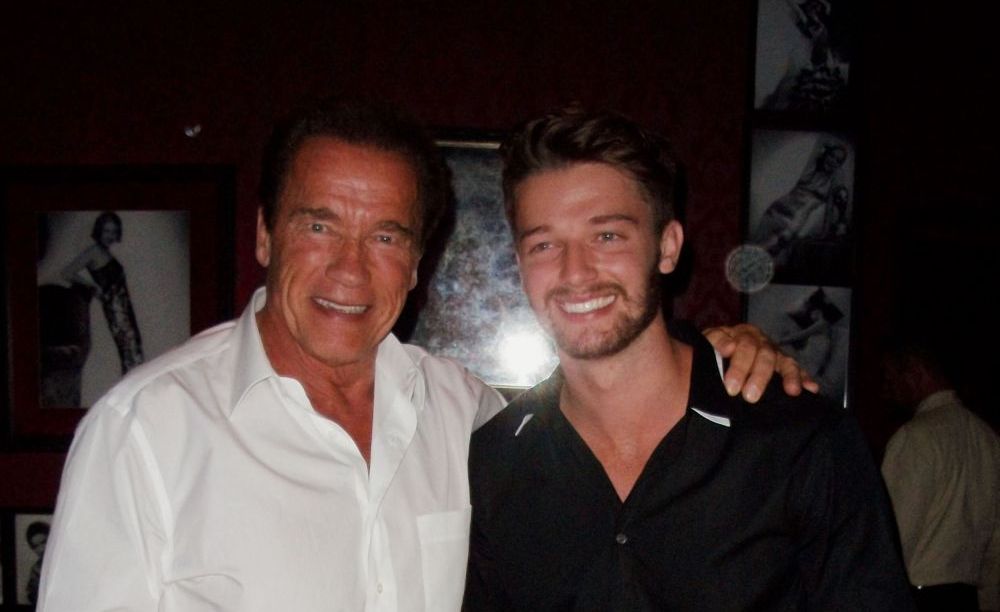 Nu are muschii tatalui sau, dar e invidiat pentru prietena lui! :) Fiul lui Arnold Schwarzenegger a dat lovitura! Cum arata acesta_1