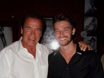 
	Nu are muschii tatalui sau, dar e invidiat pentru prietena lui! :) Fiul lui Arnold Schwarzenegger a dat lovitura! Cum arata acesta
