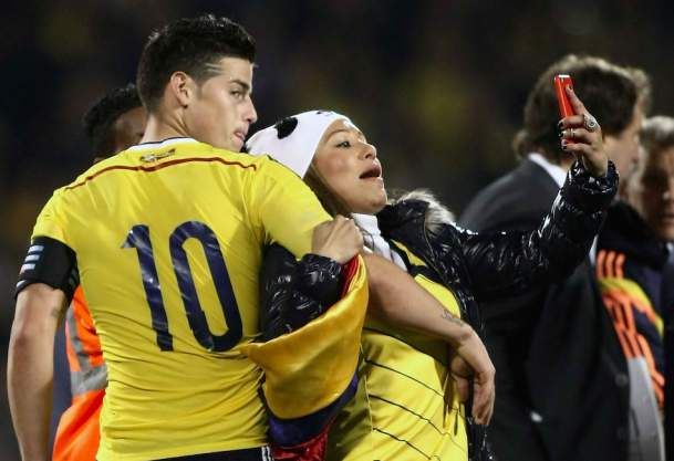 FAZA nebuna pentru James Rodriguez! A fost luat pe sus pentru o poza dupa meciul jucat la Londra! FOTO_2