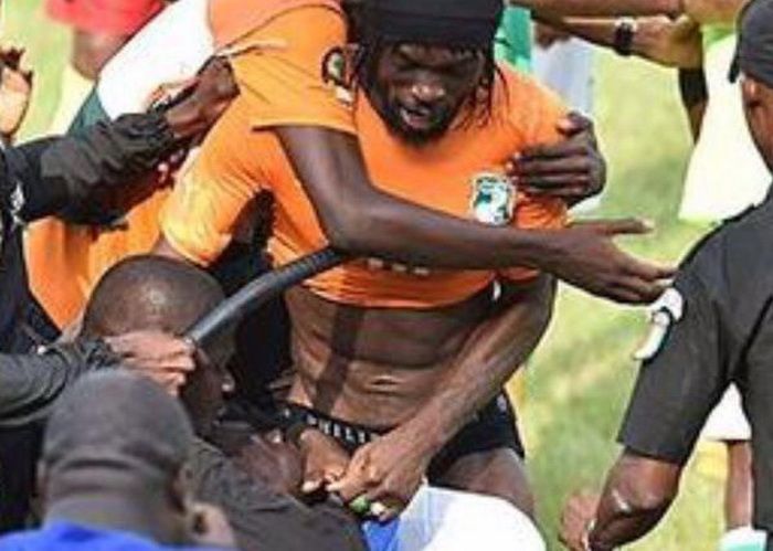 VIDEO Nebunie la Abidjan dupa meciul care a adus calificarea la Cupa Africii: Gervinho a fost dezbracat pe teren :))_1