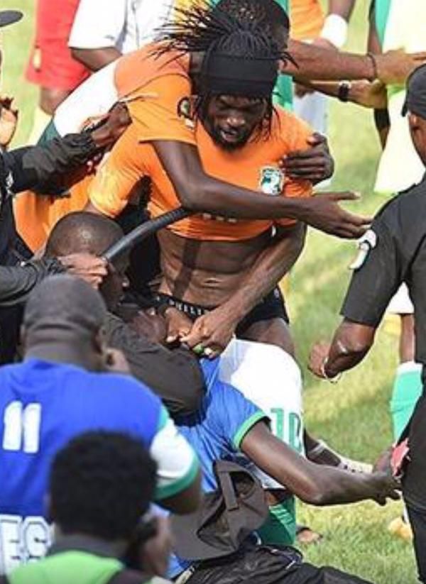 VIDEO Nebunie la Abidjan dupa meciul care a adus calificarea la Cupa Africii: Gervinho a fost dezbracat pe teren :))_2
