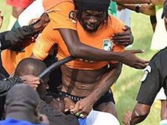 
	VIDEO Nebunie la Abidjan dupa meciul care a adus calificarea la Cupa Africii: Gervinho a fost dezbracat pe teren :))
