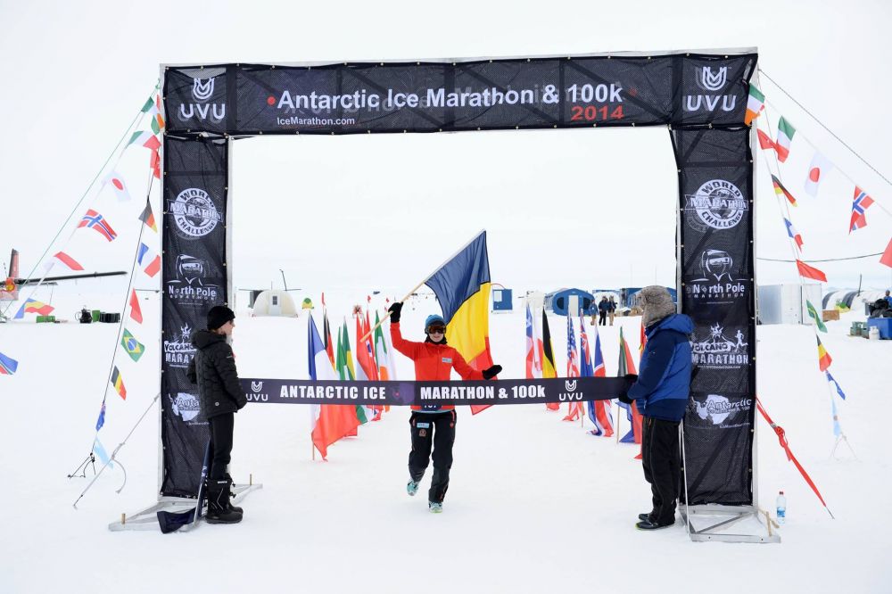 Romanca de la capatul lumii. Consultant bancar, a inceput sa alerge acum 18 luni, azi a cucerit Antarctica in cel mai dur maraton_4