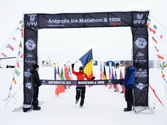 
	Romanca de la capatul lumii. Consultant bancar, a inceput sa alerge acum 18 luni, azi a cucerit Antarctica in cel mai dur maraton

