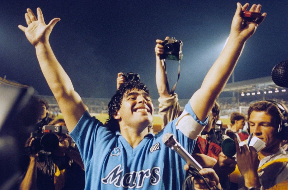 'E un batran murdar!' Imagini incredibile cu Maradona. Cum a fost surprins alaturi de iubita sa_3