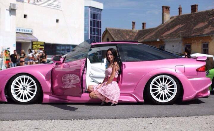 VIDEO Femeia din Romania cu masina roz, pasionata de drifturi! Masina i-a luat FOC in timpul competitiei in urma cu cateva zile_4