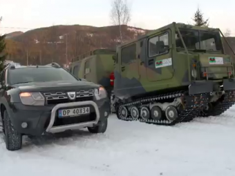 Testul suprem pentru Dacia Duster! Intrecere cu un snowcat militar in muntii inghetati din Norvegia. VIDEO