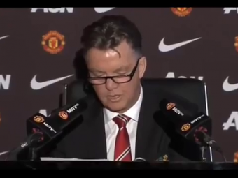 
	Momentul in care Van Gaal a scos foaia si i-a CERTAT pe angajatii lui United. Cum l-a imitat olandezul pe Iordanescu. VIDEO

