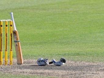 
	Inca o TRAGEDIE IN SPORT. Dupa decesul lui Phillip Hughes, un arbitru de cricket a murit dupa ce a fost lovit de minge in fata
