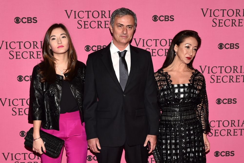 "Am cu ce ma lauda" :) Jose Mourinho, aparitie surprinzatoare alaturi de fata si de sotia sa, la o prezentare Victoria's Secrets_2