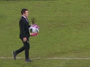 MOMENT SENZATIONAL la pauza meciului U Cluj - Pandurii! Un fan s-a pus in genunchi si a cerut-o de sotie pe iubita lui! Raspunsul