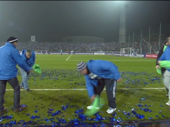 
	Imaginea inceputului de meci la Craiova! Ce au fost pusi sa faca acesti angajati la marginea terenului :) VIDEO
