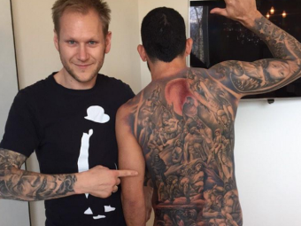 
	FOTO: A ales sa-si tatueze TOT spatele! Ce superstar si-a pus astazi aceasta fotografie pe net!
