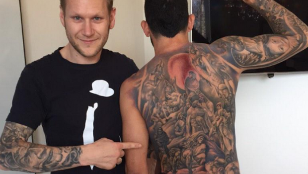 
	FOTO: A ales sa-si tatueze TOT spatele! Ce superstar si-a pus astazi aceasta fotografie pe net!
