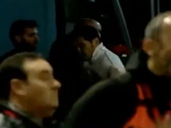 Imaginile NEVAZUTE la TV. Ce a facut bodyguardul lui Cristiano Ronaldo pe teren cand fanii au venit sa-l imbratiseze. VIDEO