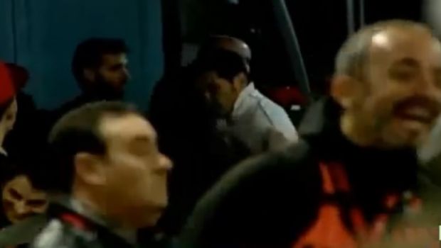 Imaginile NEVAZUTE la TV. Ce a facut bodyguardul lui Cristiano Ronaldo pe teren cand fanii au venit sa-l imbratiseze. VIDEO