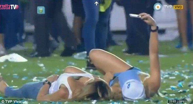 Imaginea VIRAL a anului in Argentina. Au fugit pe gazon sa faca un SELFIE dupa ce echipa lor a luat titlul! Ce a iesit? FOTO_3