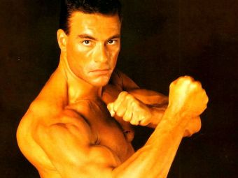 
	Van Damme e intr-o forma senzationala la 54 de ani si i-a uimit pe fani cu bratele sale: &quot;Wow, alea sunt arme mortale&quot;
